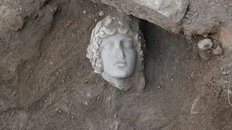 Ανασκαφή Φιλίππων: Στο φως κεφαλή αγάλματος που πιθανότατα ανήκει στον θεό Απόλλωνα - Την ανακάλυψαν φοιτητές του ΑΠΘ