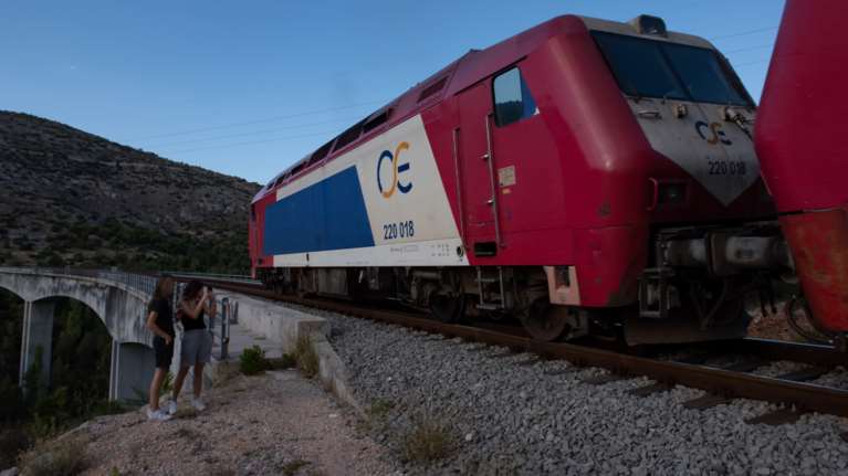 Καθυστερήσεις σε τρεις αμαξοστοιχίες λόγω πυρκαγιάς και κακοκαιρίας