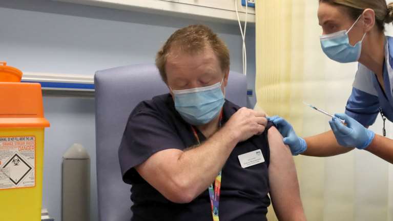 Εμβόλιο Pfizer: &quot;Πράσινο φως&quot; από τις ΗΠΑ- Προσφέρει προστασία ήδη λίγες ημέρες μετά την πρώτη δόση