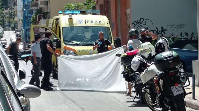 Πάτρα: Βουτιά θανάτου 44χρονης από τον 3ο όροφο - Άνδρας είναι ταμπουρωμένος στο διαμέρισμα [βίντεο-εικόνες]