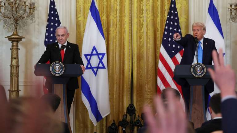 Σάλος από τις δηλώσεις Τραμπ ότι οι ΗΠΑ &quot;θα πάρουν τον έλεγχο της Λωρίδας της Γάζας&quot; και θα την κάνουν &quot;Κυανή Ακτή&quot;