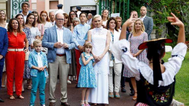 Οπτασία στα λευκά η πριγκίπισσα Σαρλίν: Η εμφάνιση με total white κεντημένο τοπ και νέο αιχμηρό κούρεμα