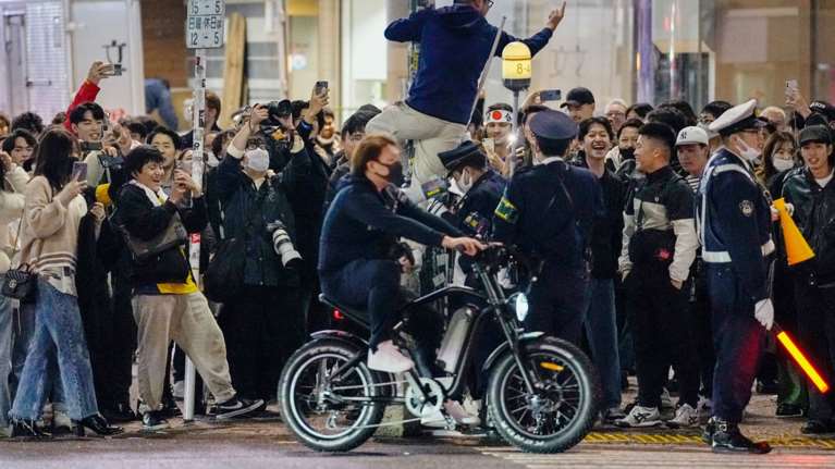 Μουντιάλ 2022: Επικό - Οι Ιάπωνες πανηγυρίζουν τη νίκη με τη Γερμανία στον δρόμο μόνο όταν ανάβει κόκκινο φανάρι [Βίντεο]