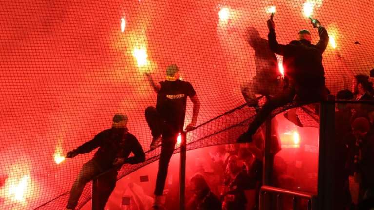 Επεισόδια των οπαδών της Ναντ έξω από το &quot;Γ. Καραϊσκάκης&quot;- Ζημιές σε αυτοκίνητα