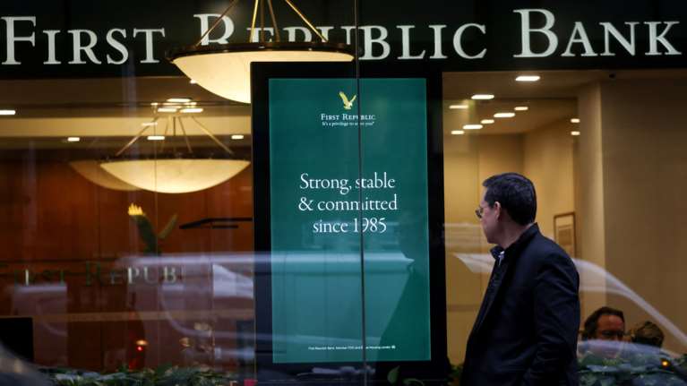 ΗΠΑ: Θα είναι η επόμενη η First Republic; Φόβοι αναλυτών για το ντόμινο των τραπεζικών καταρρεύσεων