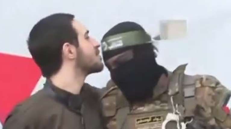 Ισραηλινός όμηρος φιλά άντρες της Χαμάς - Απελευθερώθηκαν άλλοι έξι [εικόνες - βίντεο]