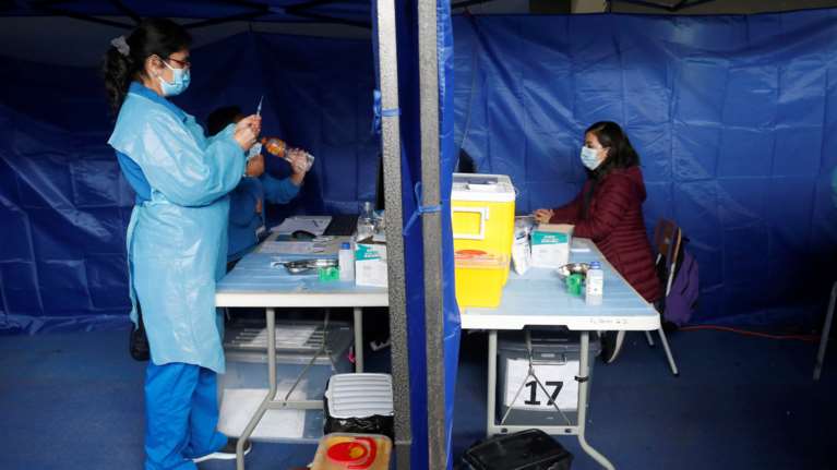 Η Χιλή θα χορηγεί το εμβόλιο της AstraZeneca μόνο σε άνδρες