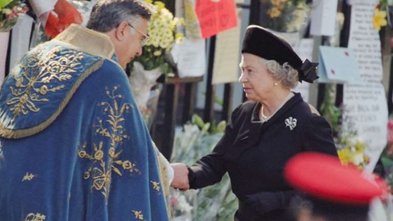 Βασίλισσα Ελισάβετ: Η χειρονομία που έκανε στην κηδεία της πριγκίπισσας Νταϊάνα - Την έκανε για μία φορά μόνο στη ζωή της