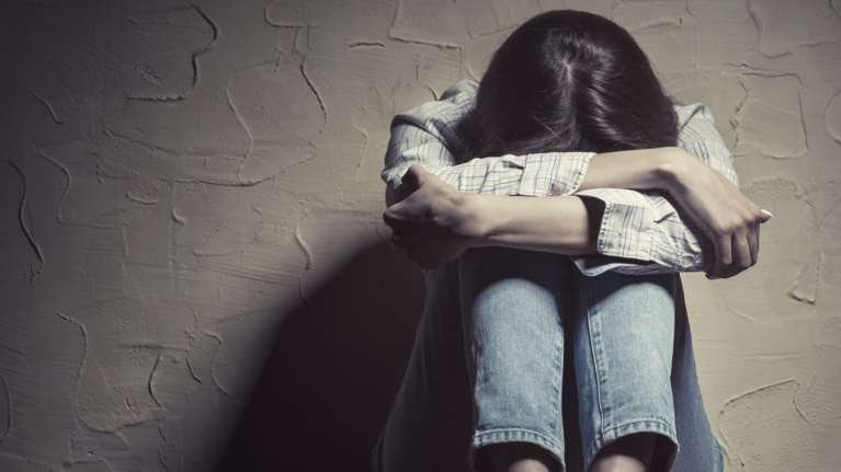 Σοκ στην Αθήνα: Έπαιρναν 14χρονη από Ίδρυμα, την εξέδιδαν και τραβούσαν βίντεο με τα κινητά τους τηλέφωνα