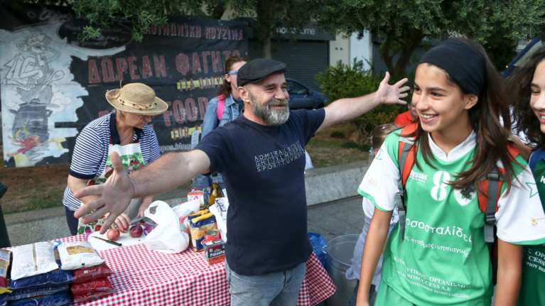 Πρώην εθελοντής καταγγέλει τον Πολυχρονόπουλο: Πήγαινε ταξίδια στο εξωτερικό με ηθοποιό- Είχε εθισμό στον τζόγο