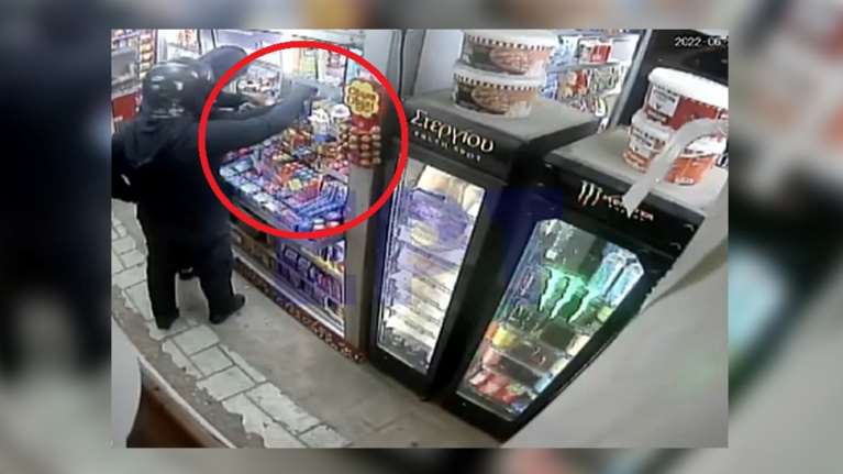 Βίντεο-ντοκουμέντο: Η στιγμή που δύο αδέρφια κάνουν ένοπλη ληστεία σε περίπτερο στο Νέο Ηράκλειο [βίντεο]