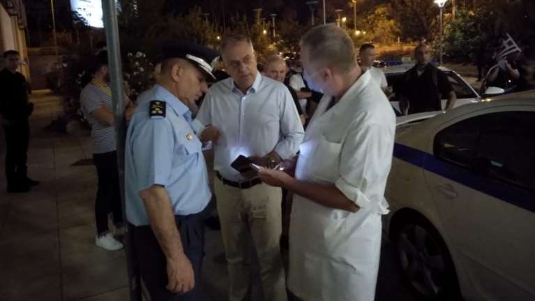 Εκτός κινδύνου οι δύο τραυματίες αστυνομικοί - Το &quot;ευχαριστώ&quot; του Τάκη Θεοδωρικάκου