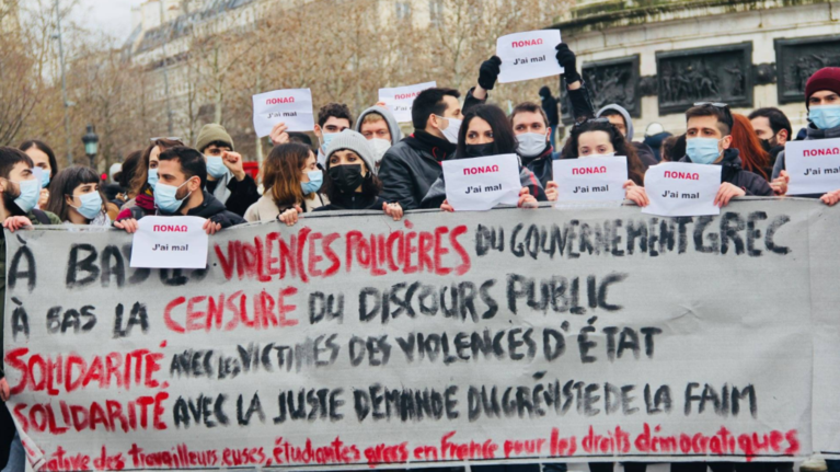 &quot;Πονάω&quot; – Πορεία αλληλεγγύης στη Γαλλία κατά της αστυνομικής βίας στην Ελλάδα