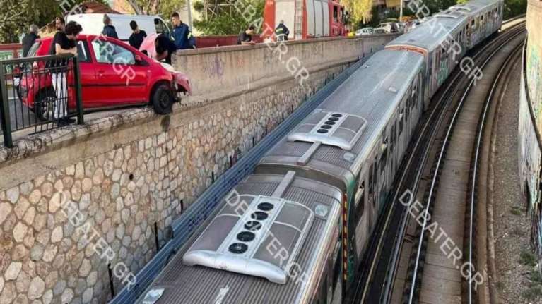 Σοβαρό τροχαίο στον ΗΣΑΠ στην Κηφισιά: Αυτοκίνητο κρεμάστηκε πάνω από τις ράγες  [βίντεο]