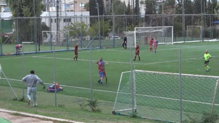Χαμός σε αγώνα τοπικού πρωταθλήματος στην Αθήνα: Ποδοσφαιριστής κλώτσησε και μετά έριξε γροθιά σε αντιπάλους [βίντεο]