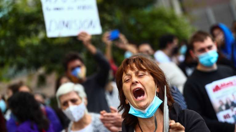 Κορονοϊός: Εκατοντάδες διαδηλωτές στους δρόμους της Μαδρίτης - Αντιδρούν στη μερική καραντίνα