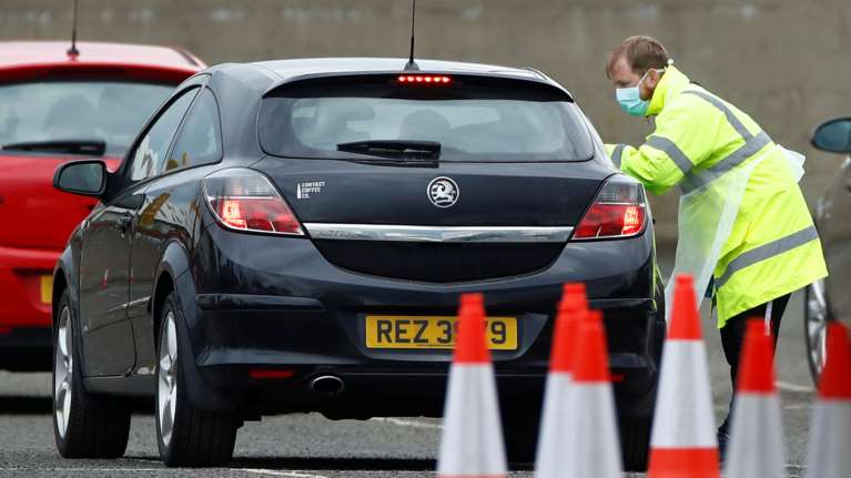 Κορονοϊός: 586 νέοι θάνατοι στη Βρετανία - Αυξάνονται τα καθημερινά διαγνωστικά τεστ