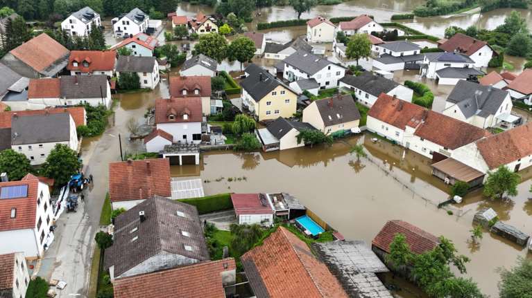 Θεομηνία στη Γερμανία: Πλημμύρες και καταστροφές από τις σφοδρές βροχοπτώσεις - Ένας πυροσβέστης νεκρός, ένας αγνοούμενος