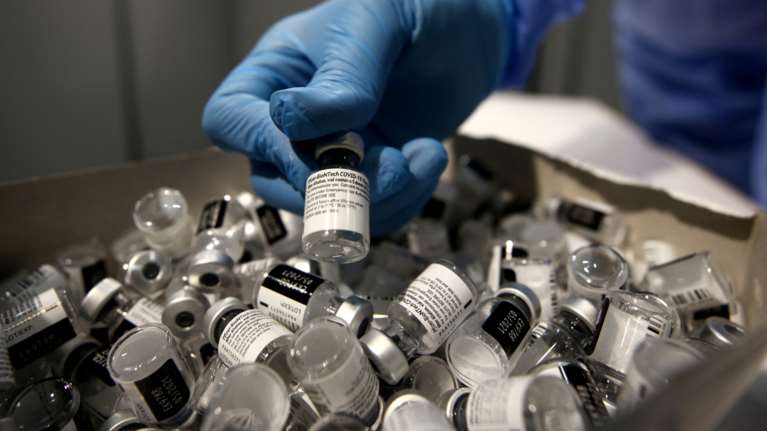 Εμβόλια AstraZeneca και J&amp;J: Τι γνωρίζουμε έως τώρα για τις θρομβώσεις και την αντιμετώπισή τους