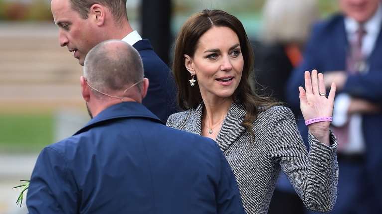 &quot;Δεν είναι αυτή η Κέιτ Μίντλετον&quot;: Κύμα αμφισβήτησης για την εμφάνιση της Κέιτ έξω από το Γουίνδσορ