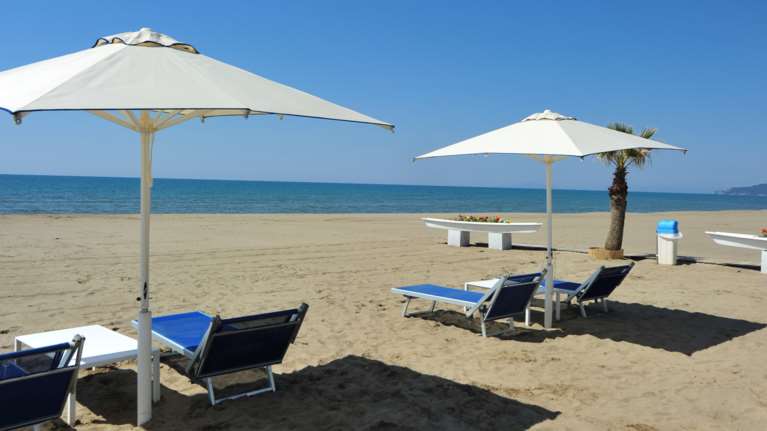 Politico: Σε εφαρμογή το plan B για να σωθεί ο τουρισμός στην ΕΕ - Τι σκέφτεται να κάνει η Ελλάδα