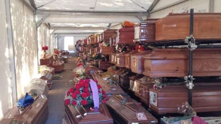 Κορονοϊός: Βίντεο φρίκης από το Παλέρμο - Εκατοντάδες φέρετρα με νεκρούς στοιβαγμένα σε αποθήκες - Γεμάτα τα νεκροταφεία