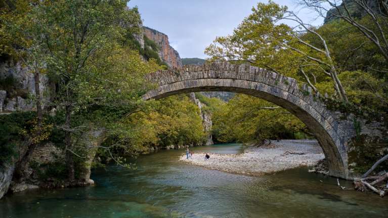 Καιρός: Ανεβαίνει η θερμοκρασία, παραμένει η συννεφιά - Πού θα σημειωθούν βροχές