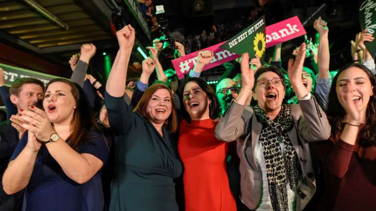 Γερμανία: Έρευνα για απιστία σε βάρος της ηγεσίας των Πρασίνων - Έδιναν &quot;κορονο-μπόνους&quot; σε στελέχη τους