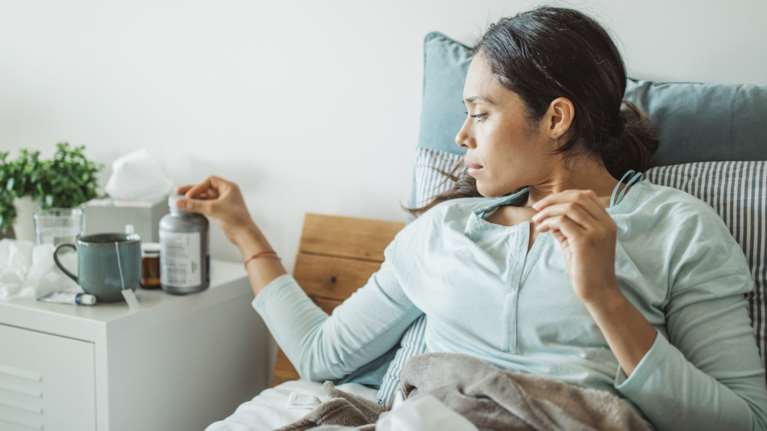 Crash test σε γρίπη, κορονοϊό, κρυολόγημα, RSV: Πότε εμφανίζονται τα συμπτώματα, για πόσο διαρκεί η μετάδοση