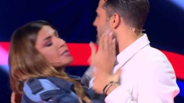 Χαμός στη σκηνή του &quot;The Voice&quot;: Η Παπαρίζου χαστούκισε τον Αργυρό [βίντεο]