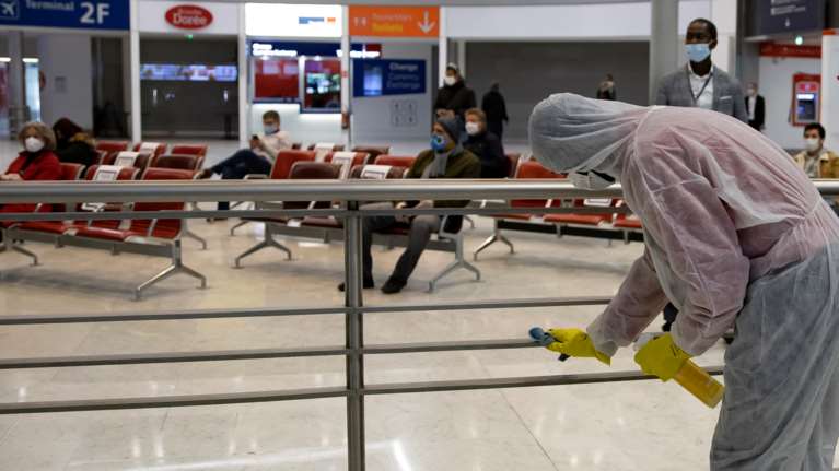 Κορονοϊός και επιφάνειες: Ανατροπη από νέα έρευνα - &quot;Δεν εξαπλώνεται τόσο εύκολα&quot;