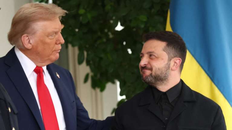 Η διπλωματία του γκολφ: Ο Ζελένσκι πρόσφερε στον Τραμπ το μπαστούνι ενός βετεράνου πολέμου [βίντεο]