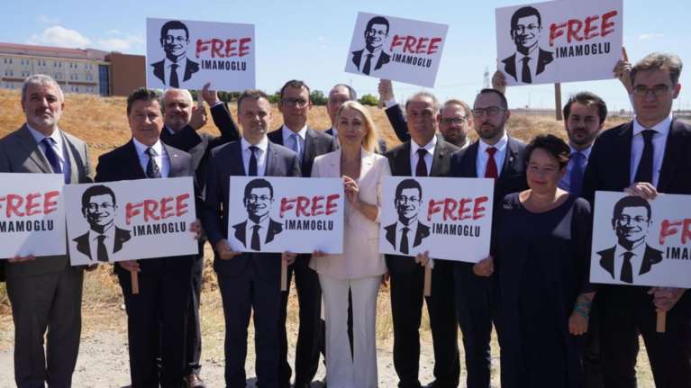 Τουρκία: Μπλόκο σε Δούκα και άλλους Ευρωπαίους δημάρχους που ήθελαν να επισκεφτούν τον Ιμάμογλου στη φυλακή