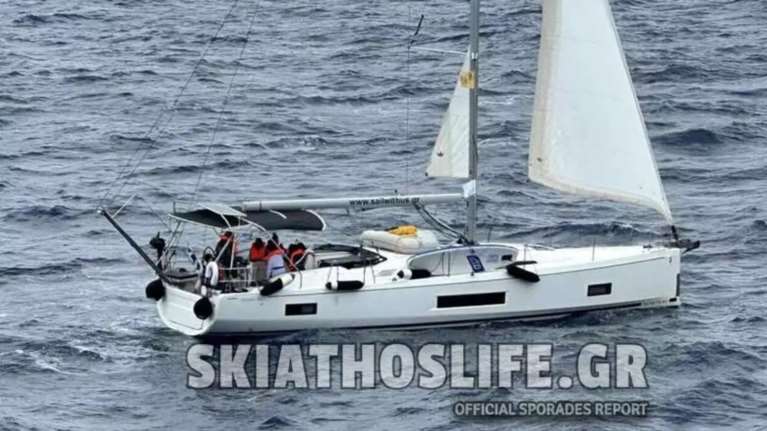 Συναγερμός στην Σκόπελο: Ακυβέρνητο ιστιοφόρο με δέκα επιβαίνοντες