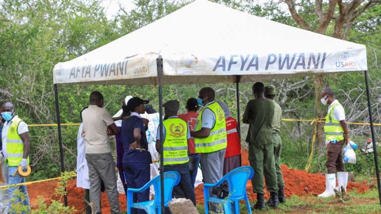 &quot;H σφαγή της Σακαχόλα&quot;: Στους 226 οι νεκροί της αίρεσης στην Κένυα - Νήστεψαν μέχρι θανάτου για &quot;να συναντήσουν τον Ιησού&quot;
