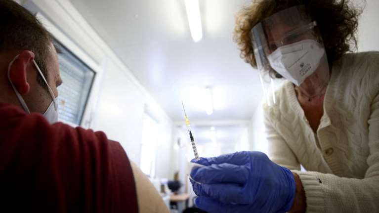 Το τόλμησε η Αυστρία: Υποχρεωτικός ο εμβολιασμός για όλους τους ενήλικες - 3.600 ευρώ το πρόστιμο