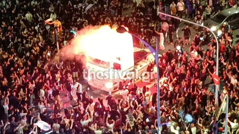 Οπαδός του ΠΑΟΚ πήγε στον Λευκό Πύργο με... νταλίκα για να πανηγυρίσει την κατάκτηση του πρωταθλήματος [βίντεο]