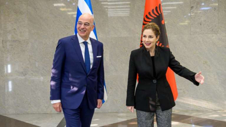 Καρφιά Δένδια στην Τουρκία για τα drones στην Αλβανία: Προσπαθεί να διεισδύσει στα Βαλκάνια, φτιάχνει ζώνες επιρροής