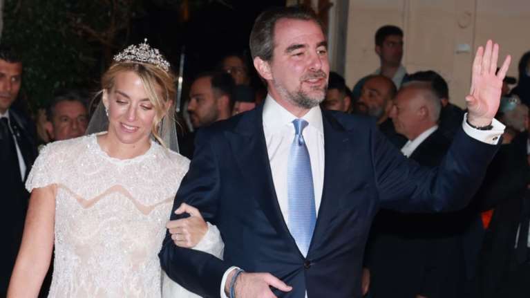 Ο Νικόλαος Ντε Γκρες και η Χρυσή Βαρδινογιάννη απέκτησαν μονόγραμμα - Η τιάρα και ο συμβολισμός