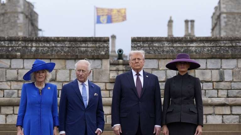 Επίσκεψη Τραμπ και Μελάνια στη Βρετανία: Λαμπρή υποδοχή, στρατιωτικές επιδείξεις και… διαδηλώσεις [εικόνες]