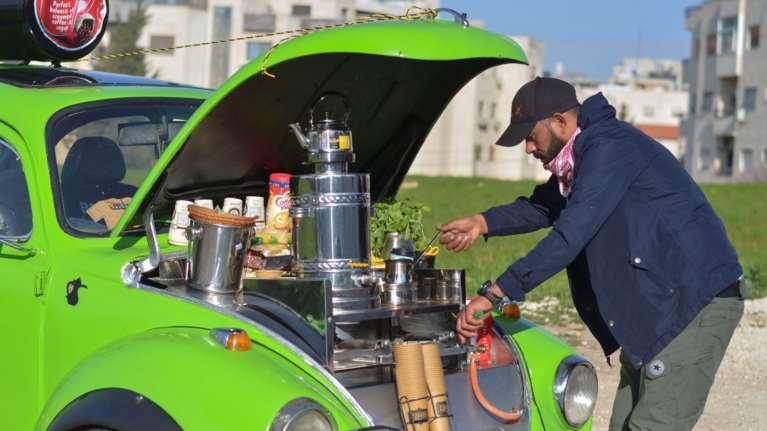 Μετέτρεψε τον πράσινο σκαραβαίο του σε... καφετέρια - Πρωτοποριακή ιδέα στην Ιορδανία