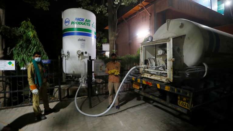 Ινδία: Με τη συνοδεία ένοπλων αστυνομικών φορτηγά προμηθεύουν με οξυγόνο τα νοσοκομεία [εικόνα]