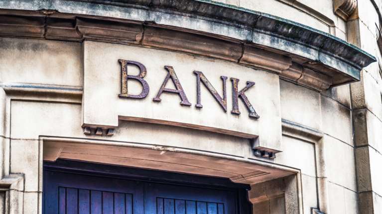 Τράπεζες: Υψηλές προμήθειες και ακριβά δάνεια – Πού θα στοχεύουν οι παρεμβάσεις της κυβέρνησης
