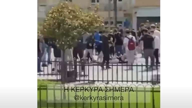 Κέρκυρα: Βίντεο ντοκουμέντο - Η στιγμή της αιματηρής συμπλοκής ανάμεσα σε ανήλικους μαθητές