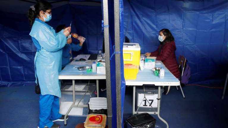 Κορονοϊός: Μεγαλύτερη η ανοσία που εξασφαλίζεται με 2 δόσεις από 2 διαφορετικά εμβόλια