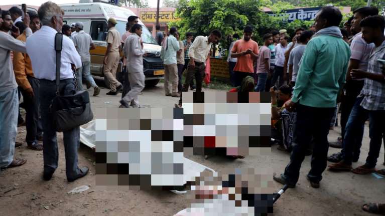 Τραγωδία στην Ινδία: Τουλάχιστον 116 άνθρωποι ποδοπατήθηκαν μέχρι θανάτου σε θρησκευτική συνάθροιση Ινδουιστών