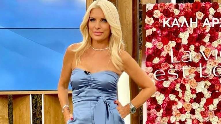 Ελένη Μενεγάκη: Αδυνατισμένη, μαυρισμένη και με ολόσωμη μπλε σατέν φόρμα στην πρεμιέρα της [Βίντεο]