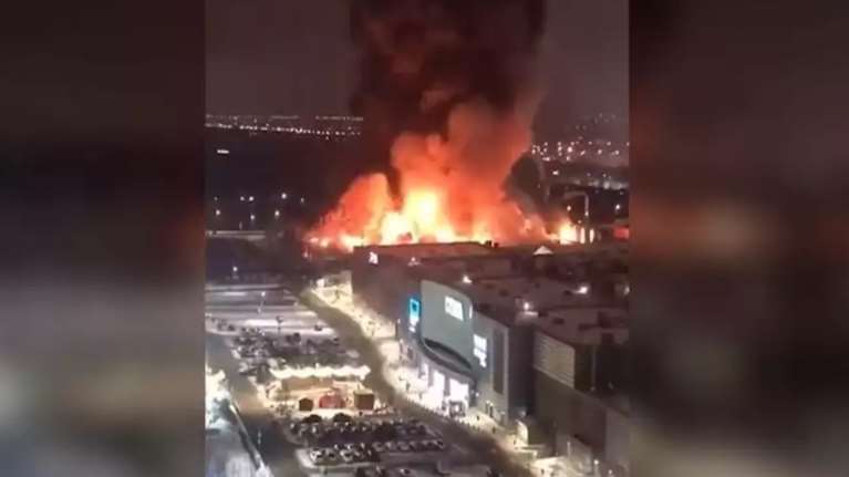 Τεράστια πυρκαγιά σε εμπορικό κέντρο της Μόσχας: Τουλάχιστον ένας νεκρός [βίντεο]