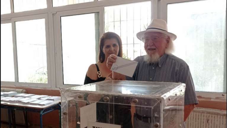 Στις κάλπες ο πιο στυλάτος παππούς στα 99 του: &quot;Βγάλτε με φωτογραφία, μπορεί να είναι η τελευταία φορά που ψηφίζω&quot;