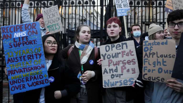 Βρετανία: Σε κατάσταση αποσύνθεσης τα νοσοκομεία - Έως και 500 ασθενείς την εβδομάδα πεθαίνουν λόγω καθυστερήσεων